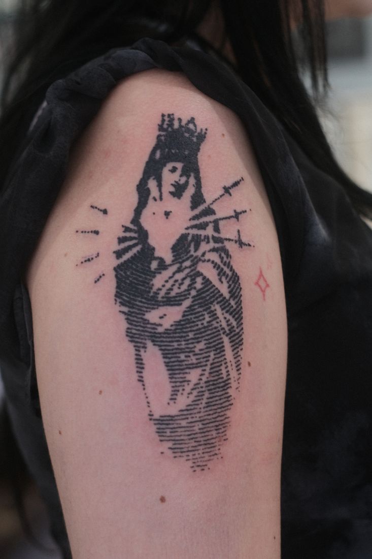 Blackwork: Figur mit Strahlen am Arm.