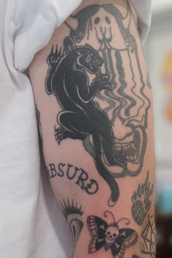Traditional: Panther & Lettering am Arm.