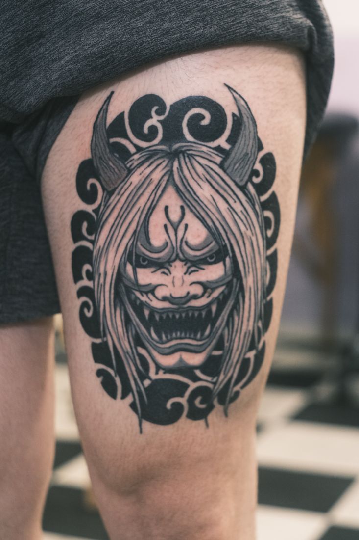 Blackwork: Ornamentale Figur am Arm.