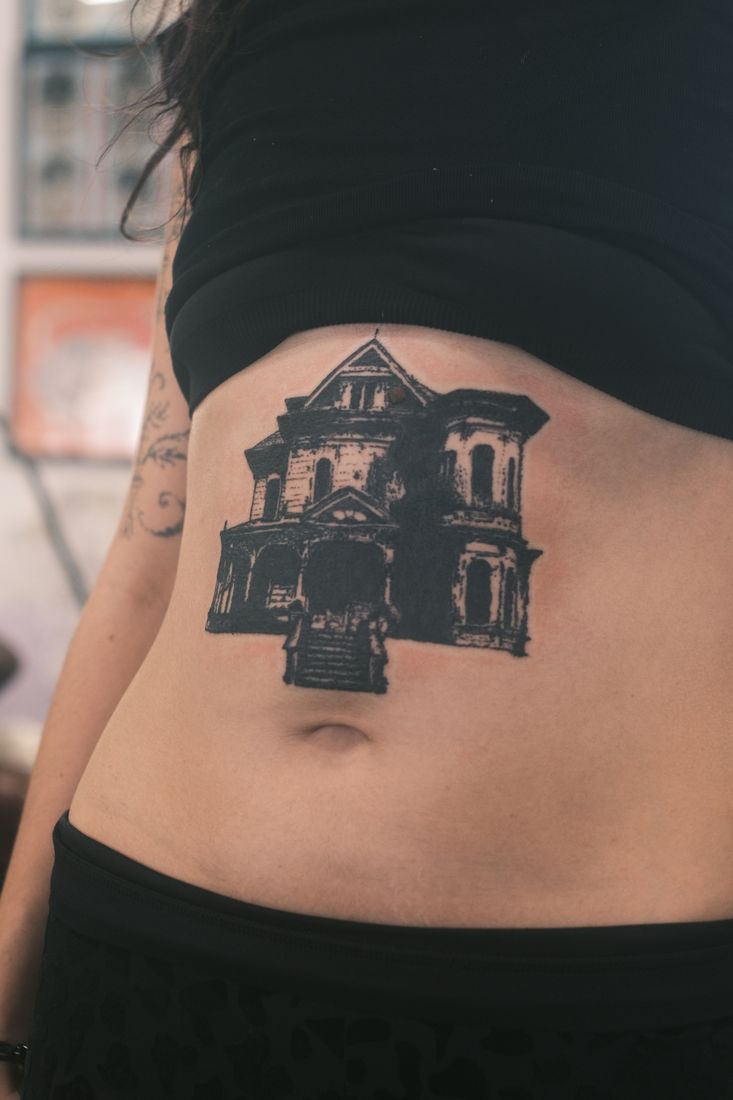 Blackwork: Gebäude am Arm.