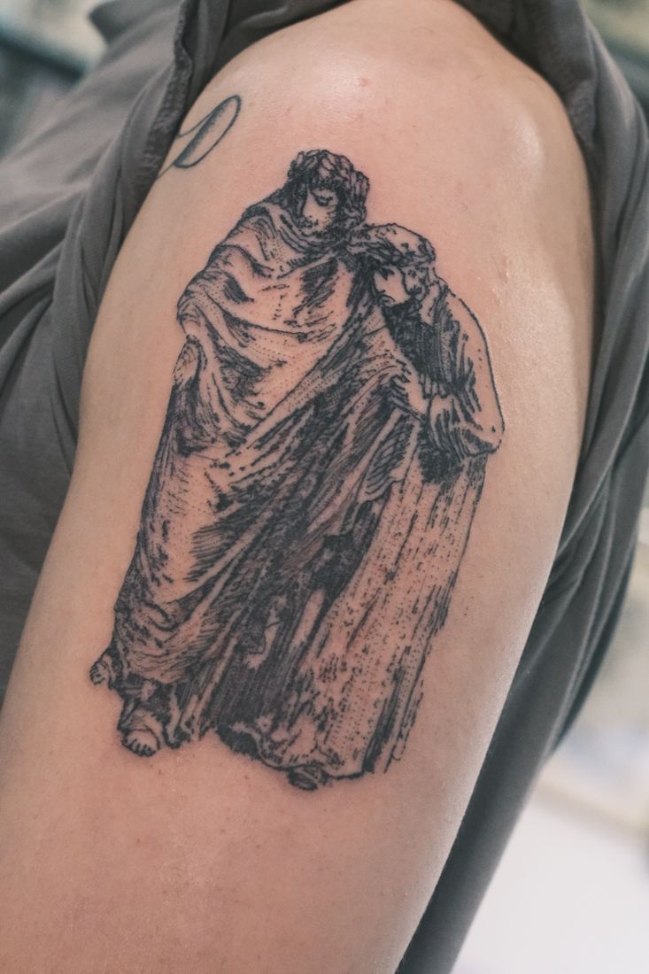 Blackwork: Detaillierte Figur am Arm.