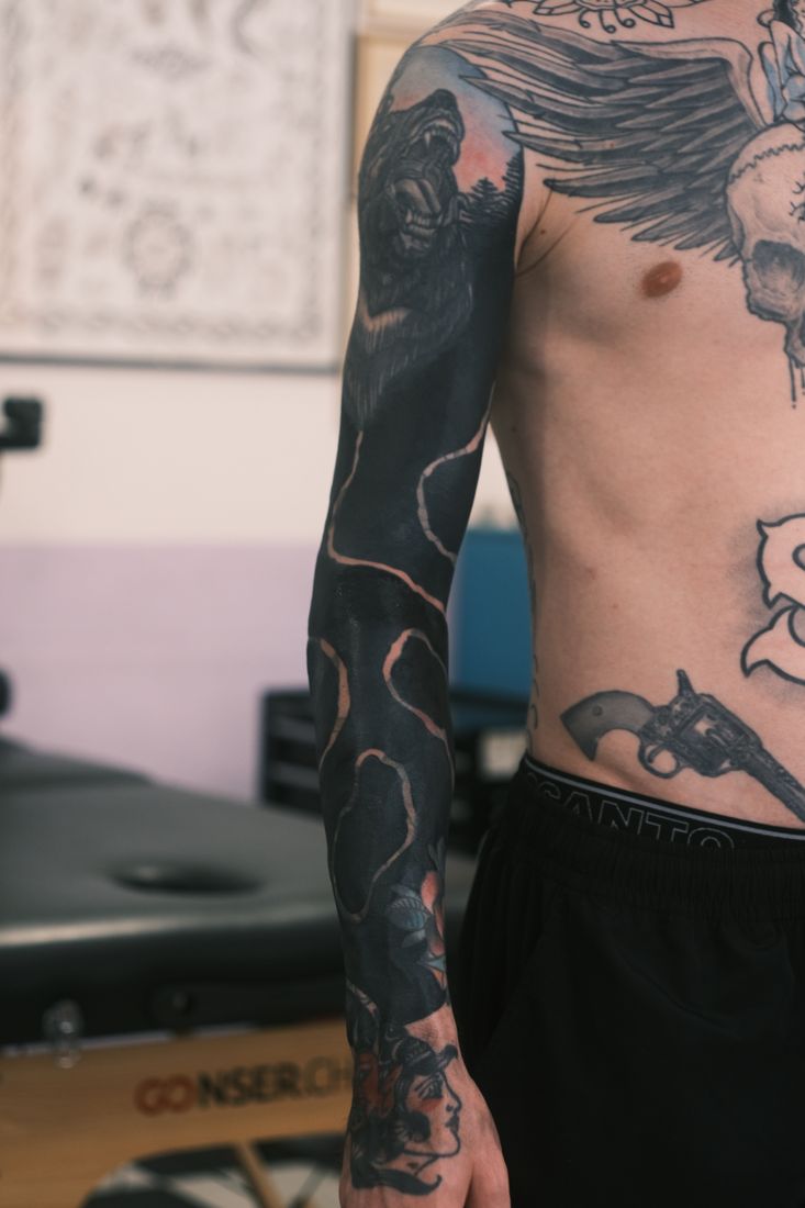 Blackwork: Dichtes Schwarz am Arm.