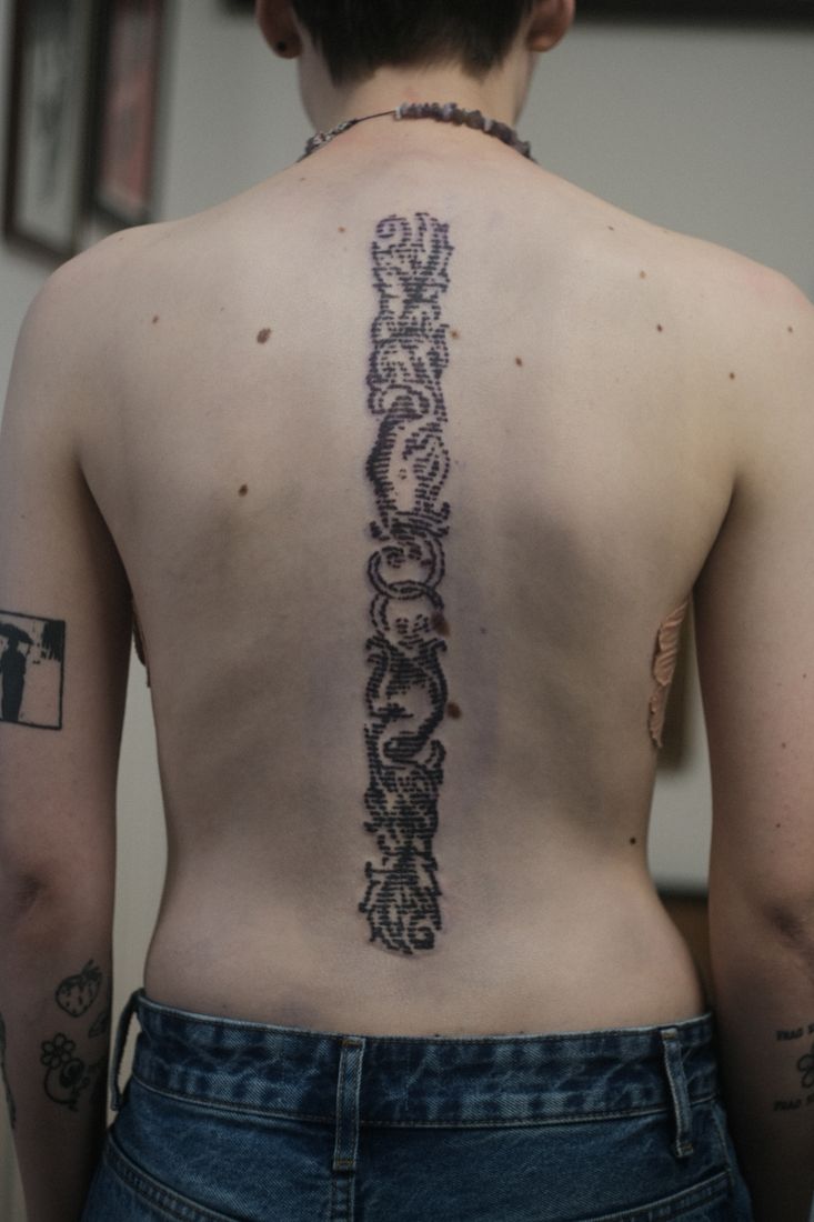 Blackwork: Ornament entlang der Wirbelsäule.