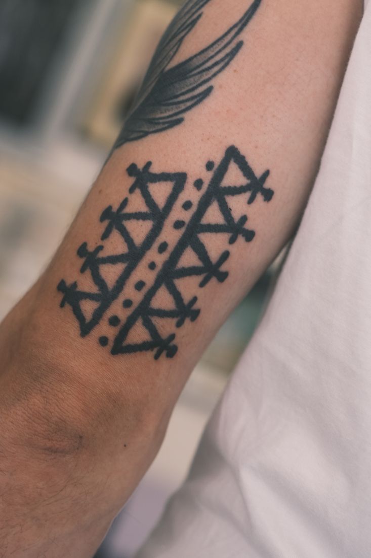 Blackwork: Geometrisches Muster am Unterarm.