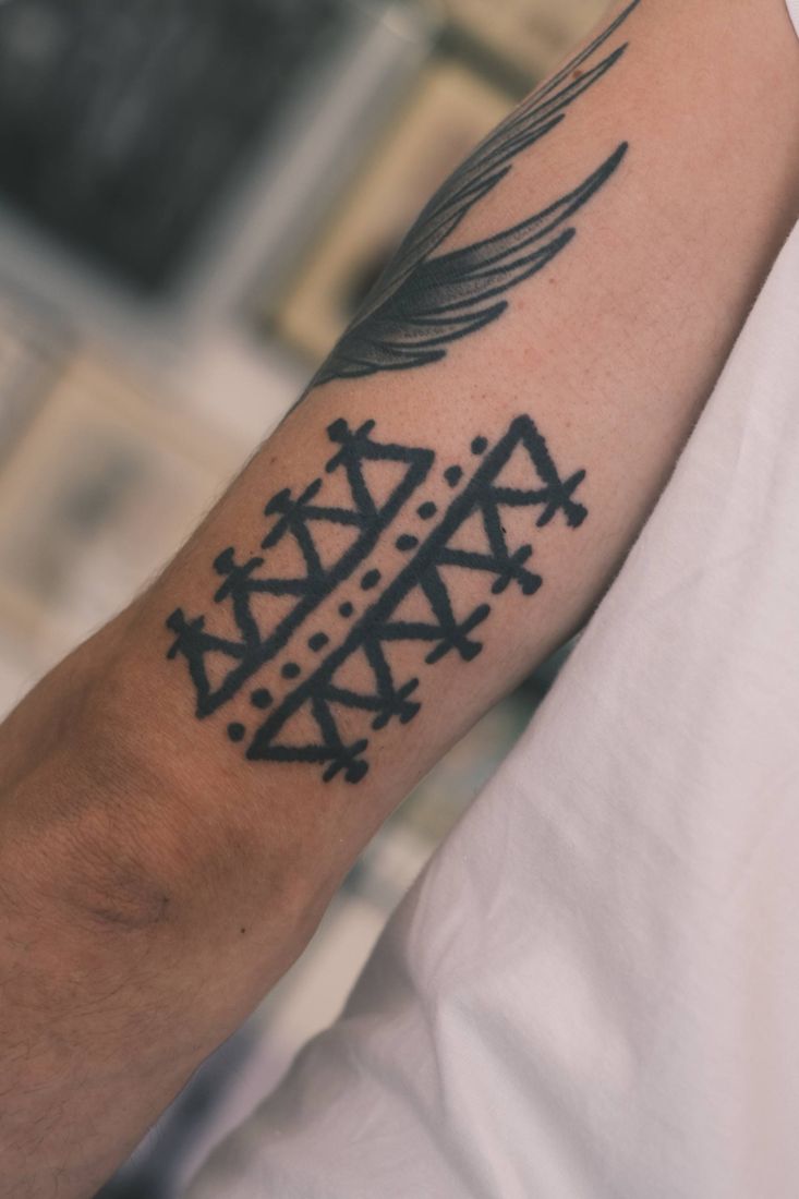 Blackwork: Ornament-Band am Arm.