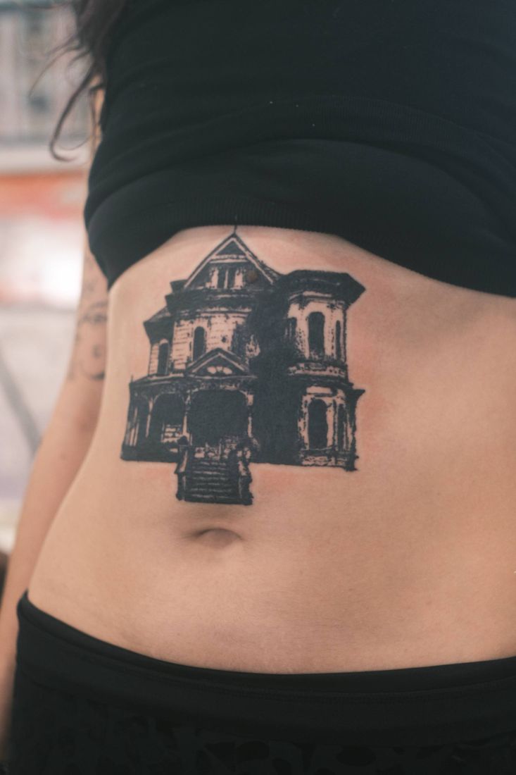 Blackwork: Gebäude an der Hüfte.