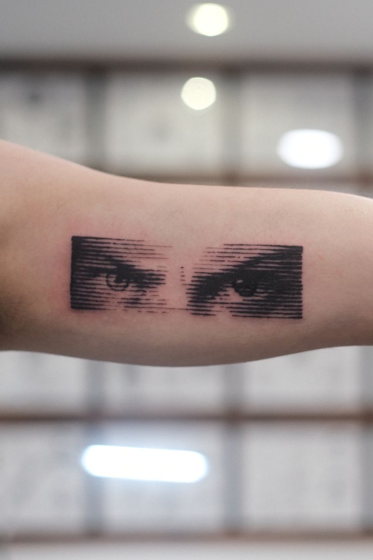 Blackwork: Schwarze Flächen am Arm.