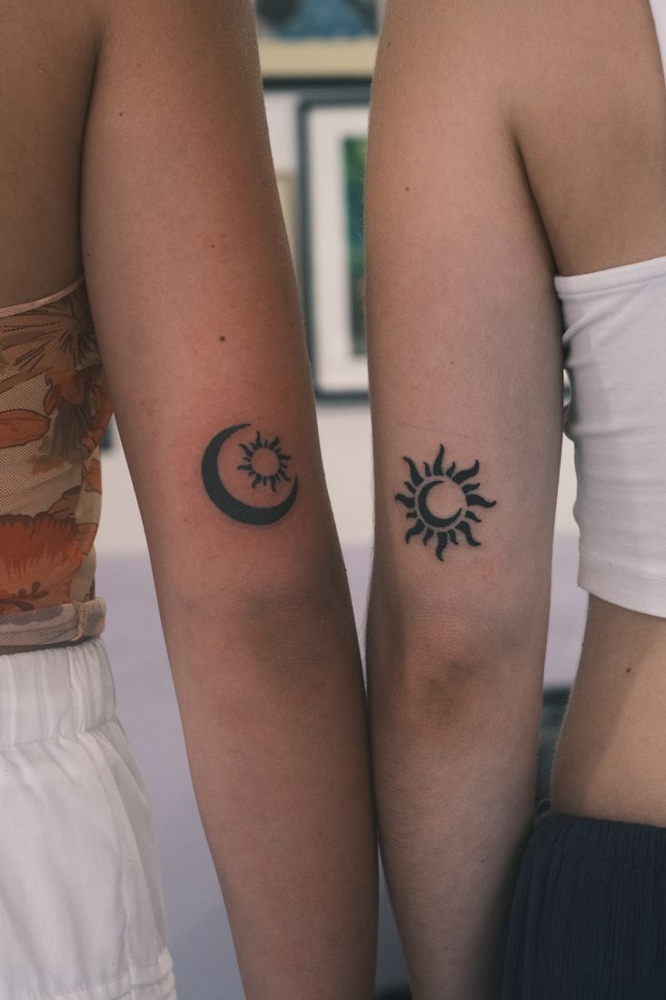 Fineline: Sonne & Mond am Arm.