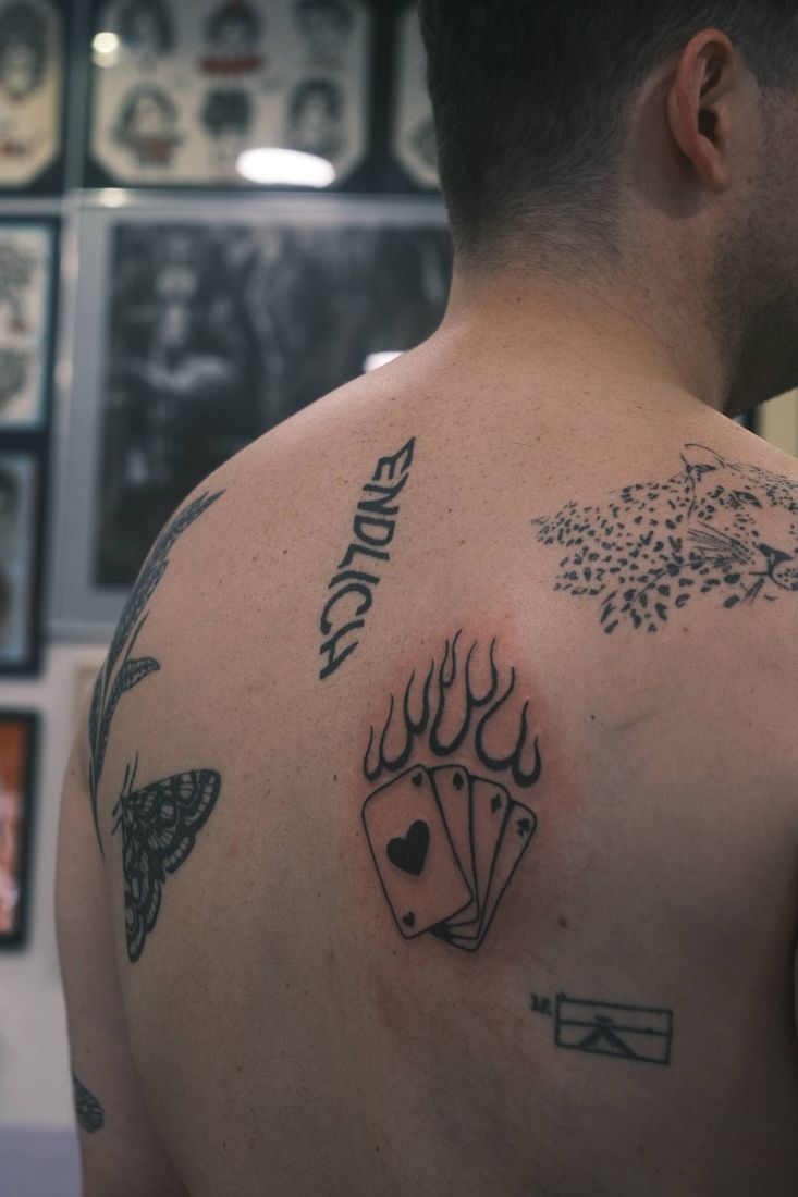 Fineline: Feine Tattoos an der Schulter.