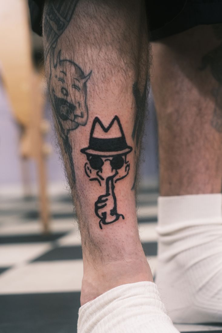 Blackwork: Figur am Unterarm.