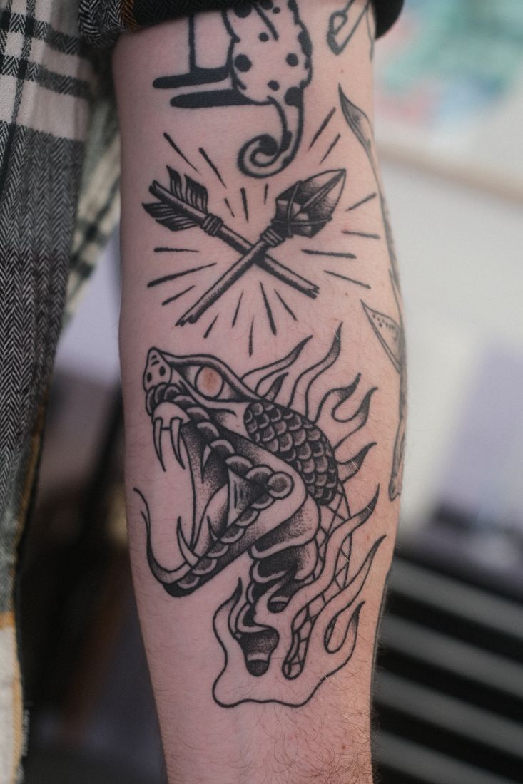 Traditional: Totenkopf & Messer am Arm.