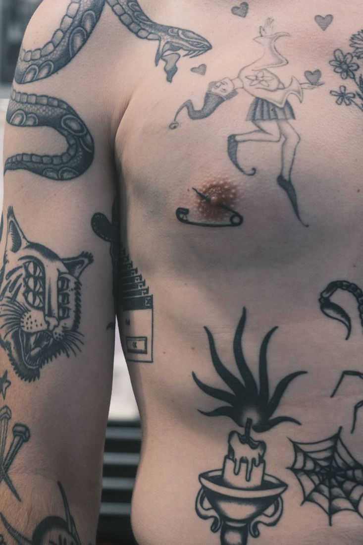 Fineline: Mehrere feine Tattoos am Oberkörper.