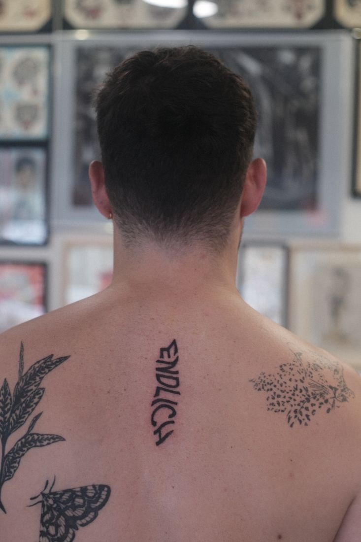 Blackwork: Schriftzug am Nacken.