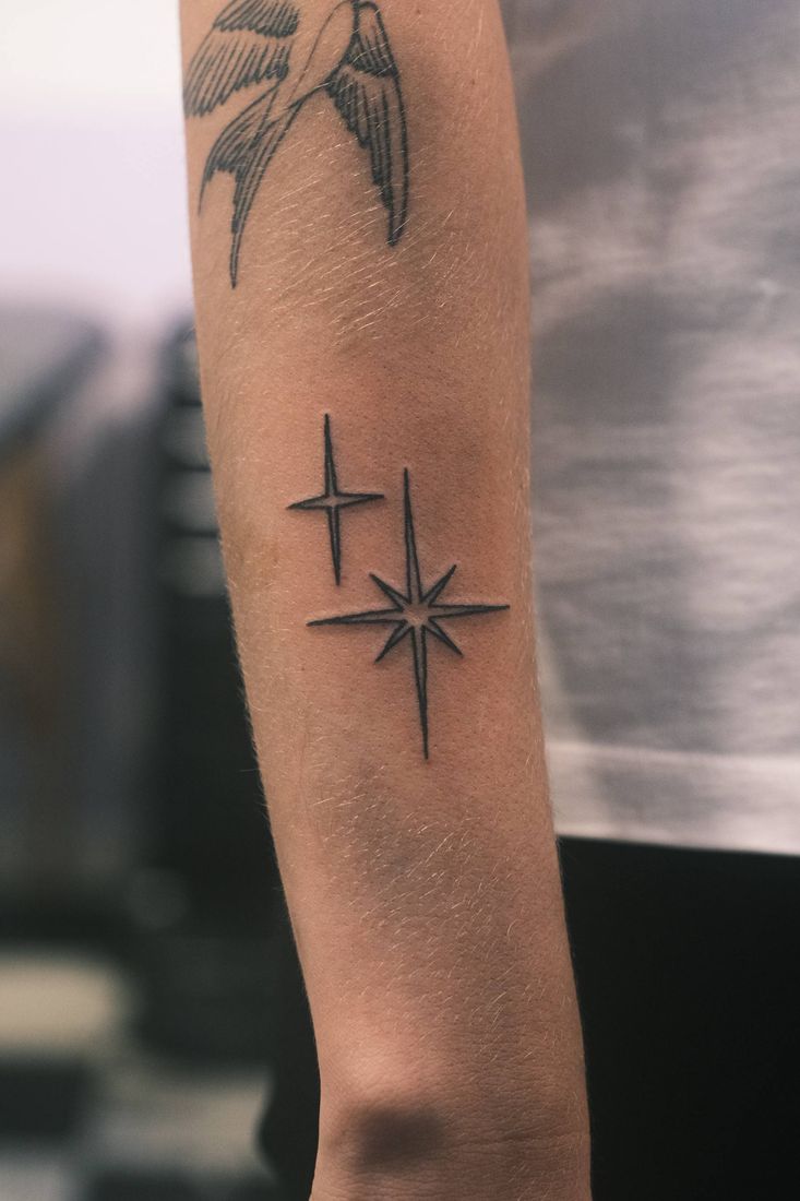 Fineline: Funkeln & Kreuz am Arm.