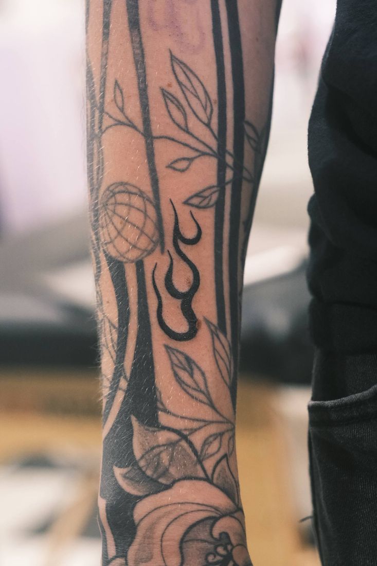 Fineline: Spirale & Schriftzug am Bein.