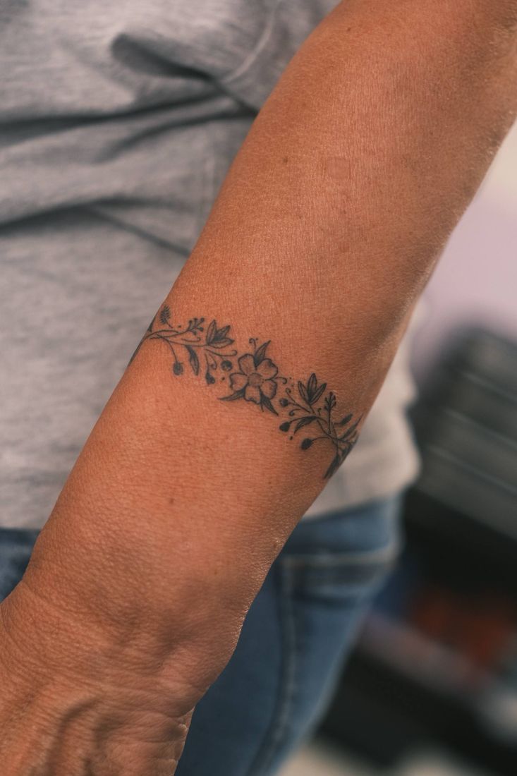 Fineline: Schriftzug am Arm.