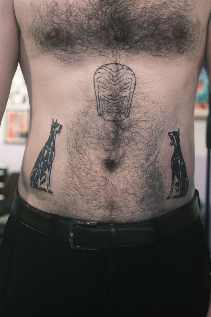 Blackwork: Kleines Schwarzmotiv am Rücken.